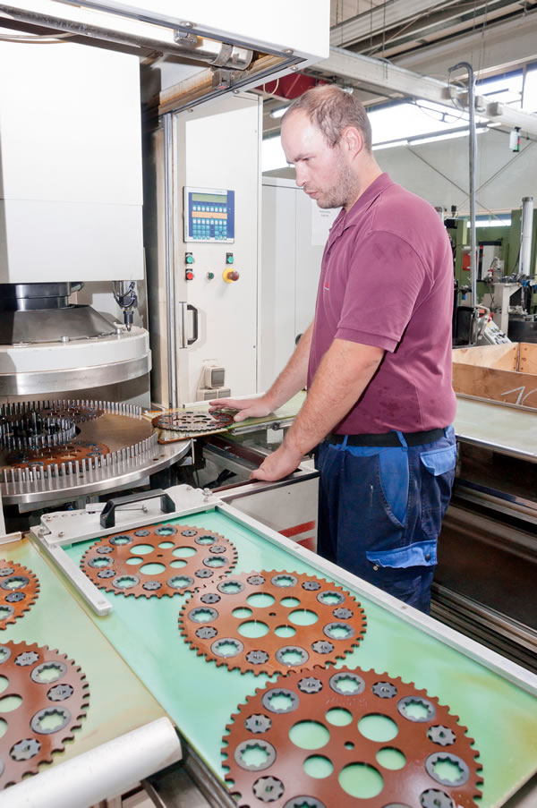 Ein Mitarbeiter der FLP Microfinishing GmbH an einer Maschine